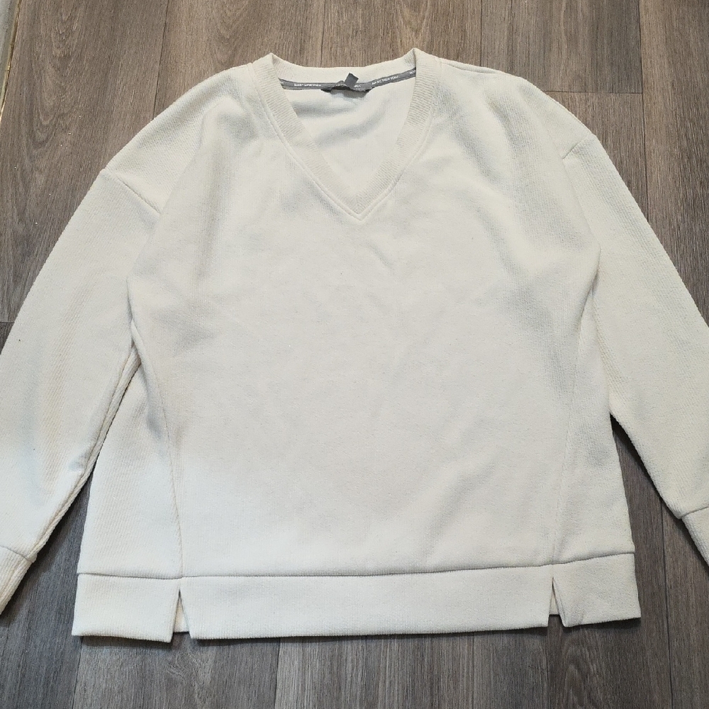 Marc New York White V-Neck Sweater with Ribbed Details